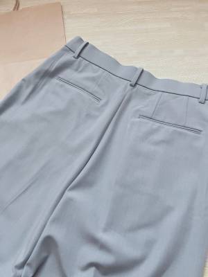 春の通勤にも「大活躍」！！【ユニクロ】すっきりシルエットに「ビックリ」！定番”きれいめボトムス”