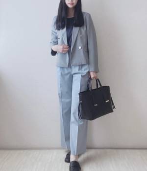 春の通勤にも「大活躍」！！【ユニクロ】すっきりシルエットに「ビックリ」！定番”きれいめボトムス”