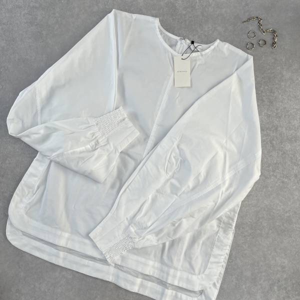 ボリューム袖でオシャレ度UP！新ブランド【evernavy】のブラウスで叶える、今すぐ真似したいコーデ術