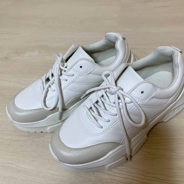 「とても軽い」「疲れにくく」と大好評！【GU】「スタイルアップ」も叶う”ボリュームソールスニーカー”