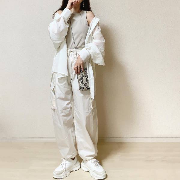 「とても軽い」「疲れにくく」と大好評！【GU】「スタイルアップ」も叶う”ボリュームソールスニーカー”