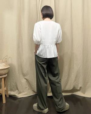 【ユニクロ】「大人女子に嬉しい要素」が詰まりすぎ！”Vネックブラウス”が春夏コーデにぴったり！