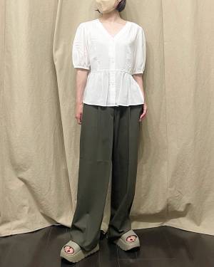 【ユニクロ】「大人女子に嬉しい要素」が詰まりすぎ！”Vネックブラウス”が春夏コーデにぴったり！