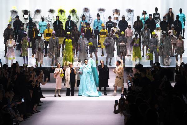 ケイト・モス、カーラ・ブルーニなど、見事ランウェイにカムバックした90年代元祖スーパーモデルたちをチェック！ 