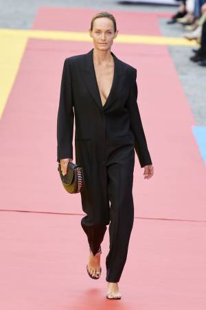 ケイト・モス、カーラ・ブルーニなど、見事ランウェイにカムバックした90年代元祖スーパーモデルたちをチェック！ 