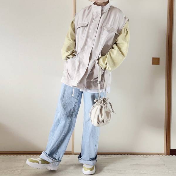 子どもっぽくならない！「着方いろいろ」カジュアルコーデと相性◎【GRL】”ミリタリーベスト”着回し5選