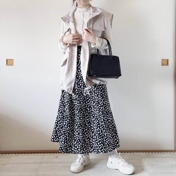 子どもっぽくならない！「着方いろいろ」カジュアルコーデと相性◎【GRL】”ミリタリーベスト”着回し5選