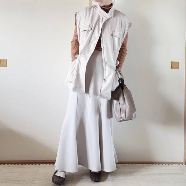 子どもっぽくならない！「着方いろいろ」カジュアルコーデと相性◎【GRL】”ミリタリーベスト”着回し5選