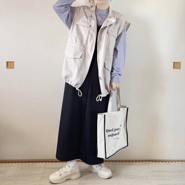 子どもっぽくならない！「着方いろいろ」カジュアルコーデと相性◎【GRL】”ミリタリーベスト”着回し5選