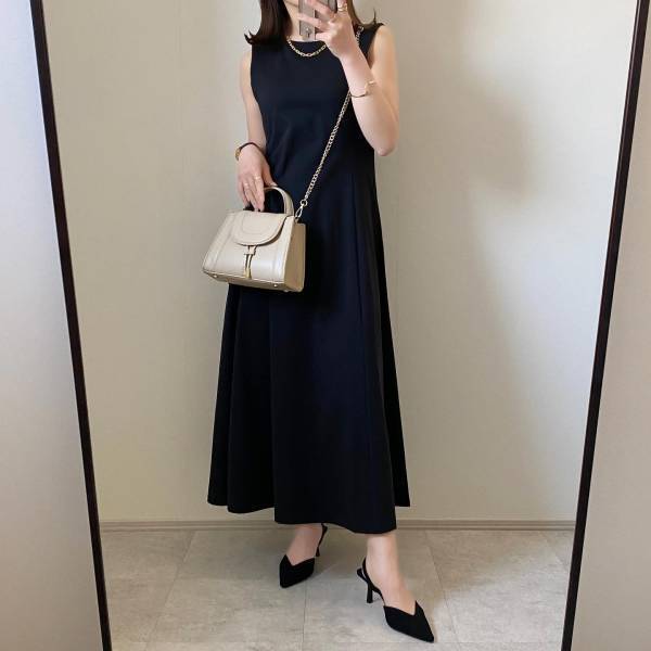 「体型カバーが嬉しい♡」【ユニクロ】大人っぽさ、際立つ！ 人気の「きれいめワンピース」