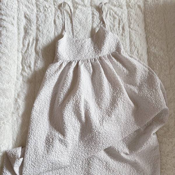 ぽこぽこ素材が可愛すぎーっ♡♡【GRL】大人も着やすい”エンボス花柄フレアキャミワンピース”