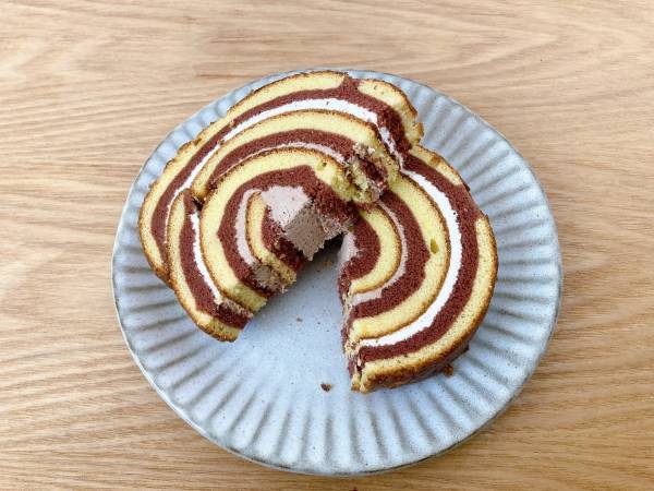 切り株みたいな見た目がかわいい♡「コスパばっちり」「満足度高め」【ファミリーマート】ふわふわしっとり♡”2種類のしっとりロールケーキ”