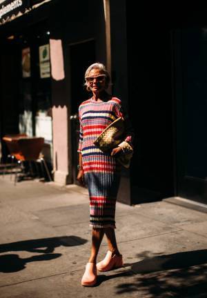 「白髪は隠す」そんな時代はもう終わり!? 憧れはグレイヘアでおしゃれを楽しむ海外ファッショニスタたち