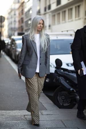 「白髪は隠す」そんな時代はもう終わり!? 憧れはグレイヘアでおしゃれを楽しむ海外ファッショニスタたち