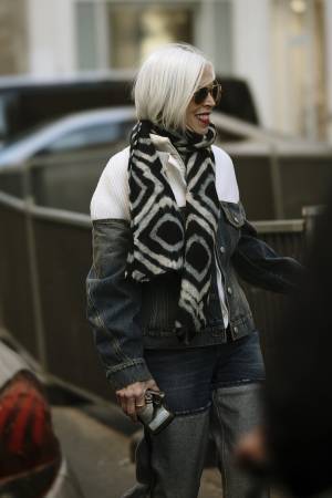 「白髪は隠す」そんな時代はもう終わり!? 憧れはグレイヘアでおしゃれを楽しむ海外ファッショニスタたち