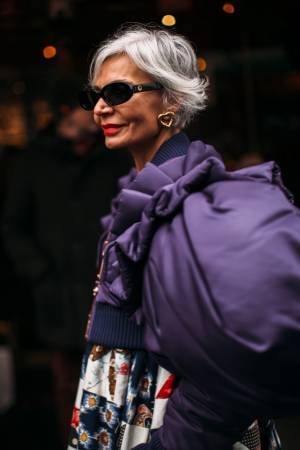 「白髪は隠す」そんな時代はもう終わり!? 憧れはグレイヘアでおしゃれを楽しむ海外ファッショニスタたち