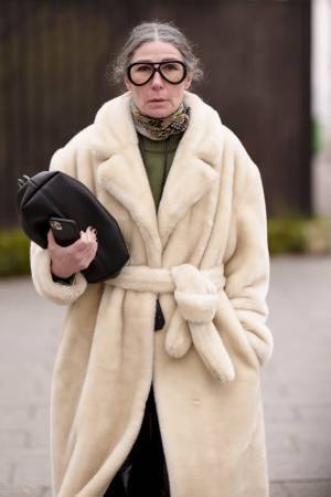 「白髪は隠す」そんな時代はもう終わり!? 憧れはグレイヘアでおしゃれを楽しむ海外ファッショニスタたち