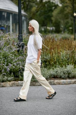 「白髪は隠す」そんな時代はもう終わり!? 憧れはグレイヘアでおしゃれを楽しむ海外ファッショニスタたち