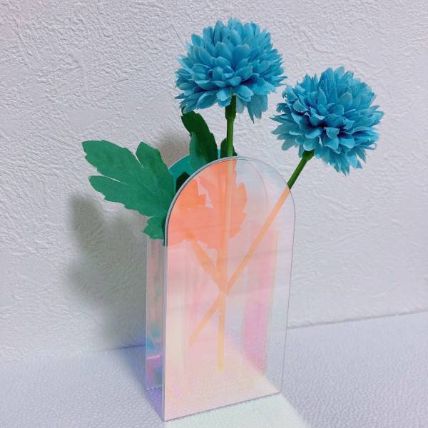 絶妙なオーロラカラー♡「とにかく可愛すぎる」「優秀な神アイテム」【Seria】”オーロラフラワーベース”