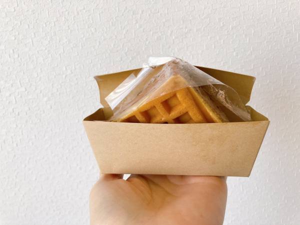 チョコクリームたっぷり♡「しっとりふんわり」「食べてみる価値あり」【ファミリーマート】”ワッフルケーキ（チョコチップ＆チョコクリーム）”