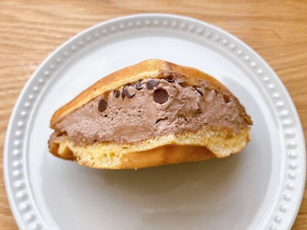 チョコクリームたっぷり♡「しっとりふんわり」「食べてみる価値あり」【ファミリーマート】”ワッフルケーキ（チョコチップ＆チョコクリーム）”