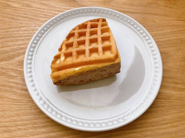 チョコクリームたっぷり♡「しっとりふんわり」「食べてみる価値あり」【ファミリーマート】”ワッフルケーキ（チョコチップ＆チョコクリーム）”