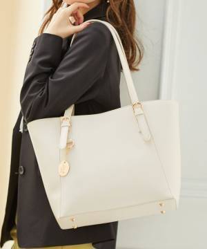 実はこれ、【ハニーズ】なんです♡ カラバリ豊富！ オンオフ使える「A4バッグ」