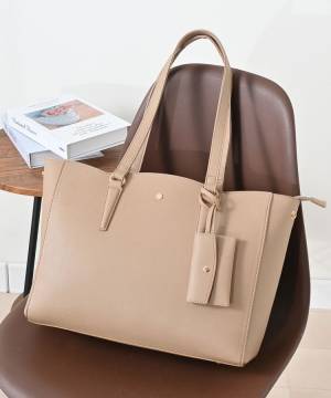 実はこれ、【ハニーズ】なんです♡ カラバリ豊富！ オンオフ使える「A4バッグ」