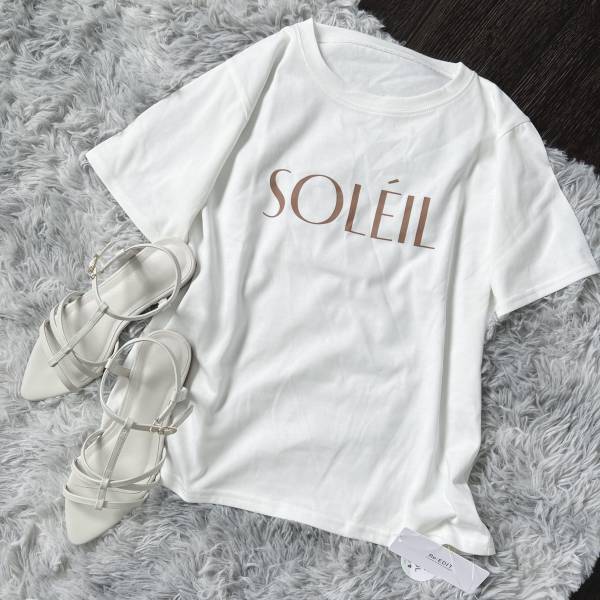ブラウンロゴでこなれ見え♡「大人女子が着たい！」【Re:EDIT】きれいめにぴったり♡大人モードなロゴTシャツ