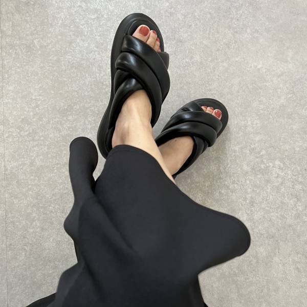 今年人気のぷくぷくサンダル！履くだけで今年っぽ♡【GU】可愛いだけじゃなく履き心地も◎”パフィークロスベルトサンダル”