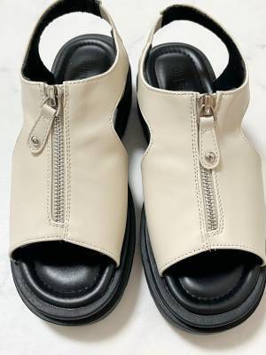 「1分で完売」！？こだわりデザインで脱ぎ履き楽ちん！【しまむら】「トレンド感満載」♡ボリュームサンダル