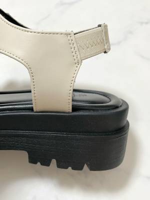 「1分で完売」！？こだわりデザインで脱ぎ履き楽ちん！【しまむら】「トレンド感満載」♡ボリュームサンダル