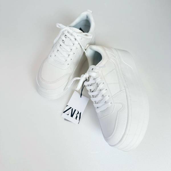 「大バズり中」のこれ、やっとget！「超おすすめ」【ZARA】「絶妙な可愛さ」に惚れた！”神”シューズ