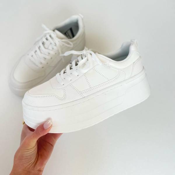 「大バズり中」のこれ、やっとget！「超おすすめ」【ZARA】「絶妙な可愛さ」に惚れた！”神”シューズ