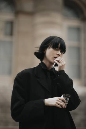 漆黒ボブにマスキュリンな佇まい、世界が注目するネクストミューズ、ソフィア・スタインバーグとは？