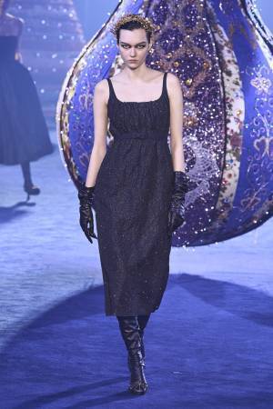 漆黒ボブにマスキュリンな佇まい、世界が注目するネクストミューズ、ソフィア・スタインバーグとは？