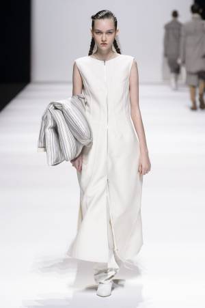 漆黒ボブにマスキュリンな佇まい、世界が注目するネクストミューズ、ソフィア・スタインバーグとは？