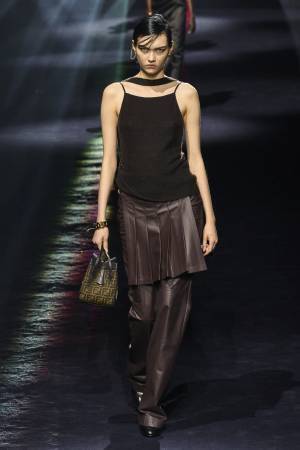 漆黒ボブにマスキュリンな佇まい、世界が注目するネクストミューズ、ソフィア・スタインバーグとは？