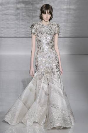 漆黒ボブにマスキュリンな佇まい、世界が注目するネクストミューズ、ソフィア・スタインバーグとは？