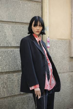 漆黒ボブにマスキュリンな佇まい、世界が注目するネクストミューズ、ソフィア・スタインバーグとは？