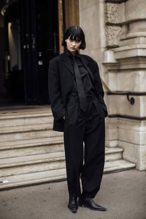 漆黒ボブにマスキュリンな佇まい、世界が注目するネクストミューズ、ソフィア・スタインバーグとは？