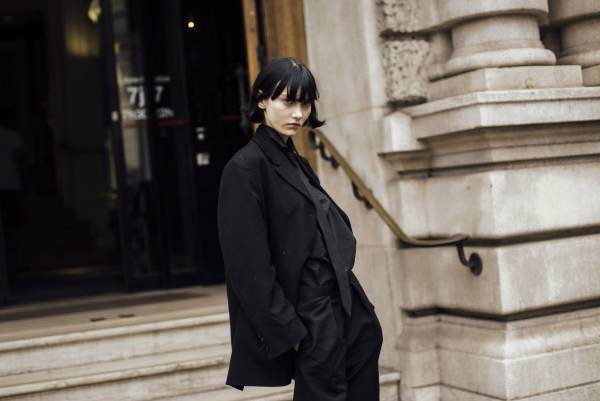 漆黒ボブにマスキュリンな佇まい、世界が注目するネクストミューズ、ソフィア・スタインバーグとは？