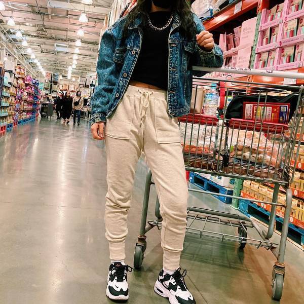 クロップドトップスを上手に着こなすには？