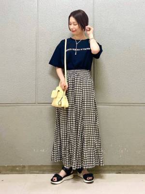 あ、絶対使えるやつだ♡【グローバルワーク】1枚でも重ね着でも◎ モノトーン「ロゴT」