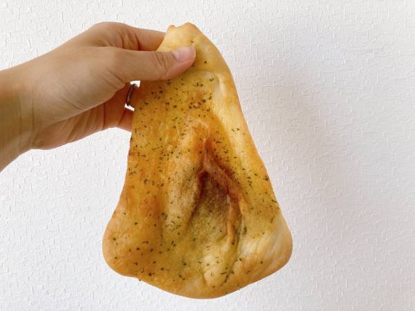 驚くほどもっちり食感♡「食べ応えばっちり」ランチにおすすめ！【ファミリーマート】”バターチキンカレーのナン”