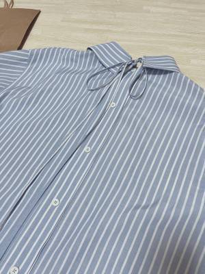 夏のトレンドのバックリボン♡「着ていてウキウキ」しちゃう「一癖あるシャツ」！【ZARA】のストライプシャツ