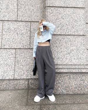 トレンドもスタイル見えもバッチリ！クロップドシャツの着こなしコーデ、教えます