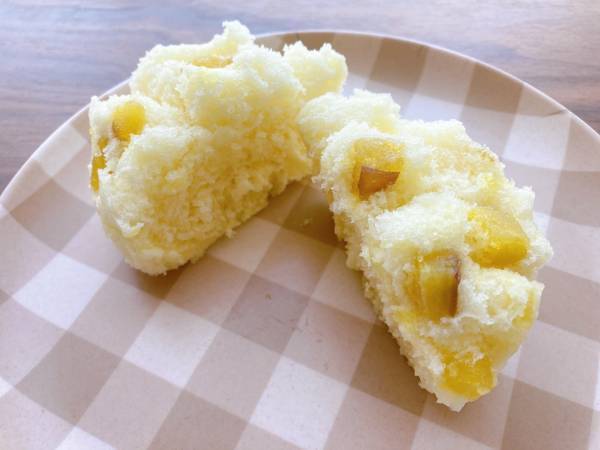 ふんわりふかふかもっちり♡♡「さつまいもがゴロゴロ」【ファミリーマート】の”いもむしパン”