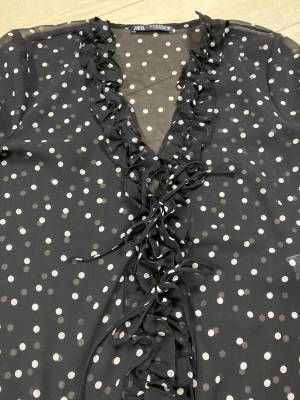 フリルとリボンにきゅん♡「かっこよくも可愛くも着られちゃう」【ZARA】の水玉シアーシャツ