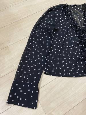 フリルとリボンにきゅん♡「かっこよくも可愛くも着られちゃう」【ZARA】の水玉シアーシャツ